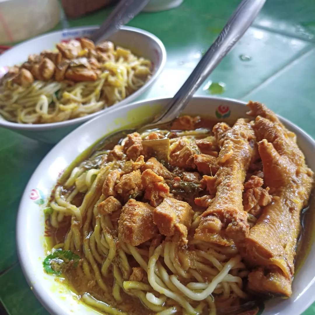 Mie Ayam Legit Pak Sam: Rasa yang Menggigit di Kalimantan Cilacap